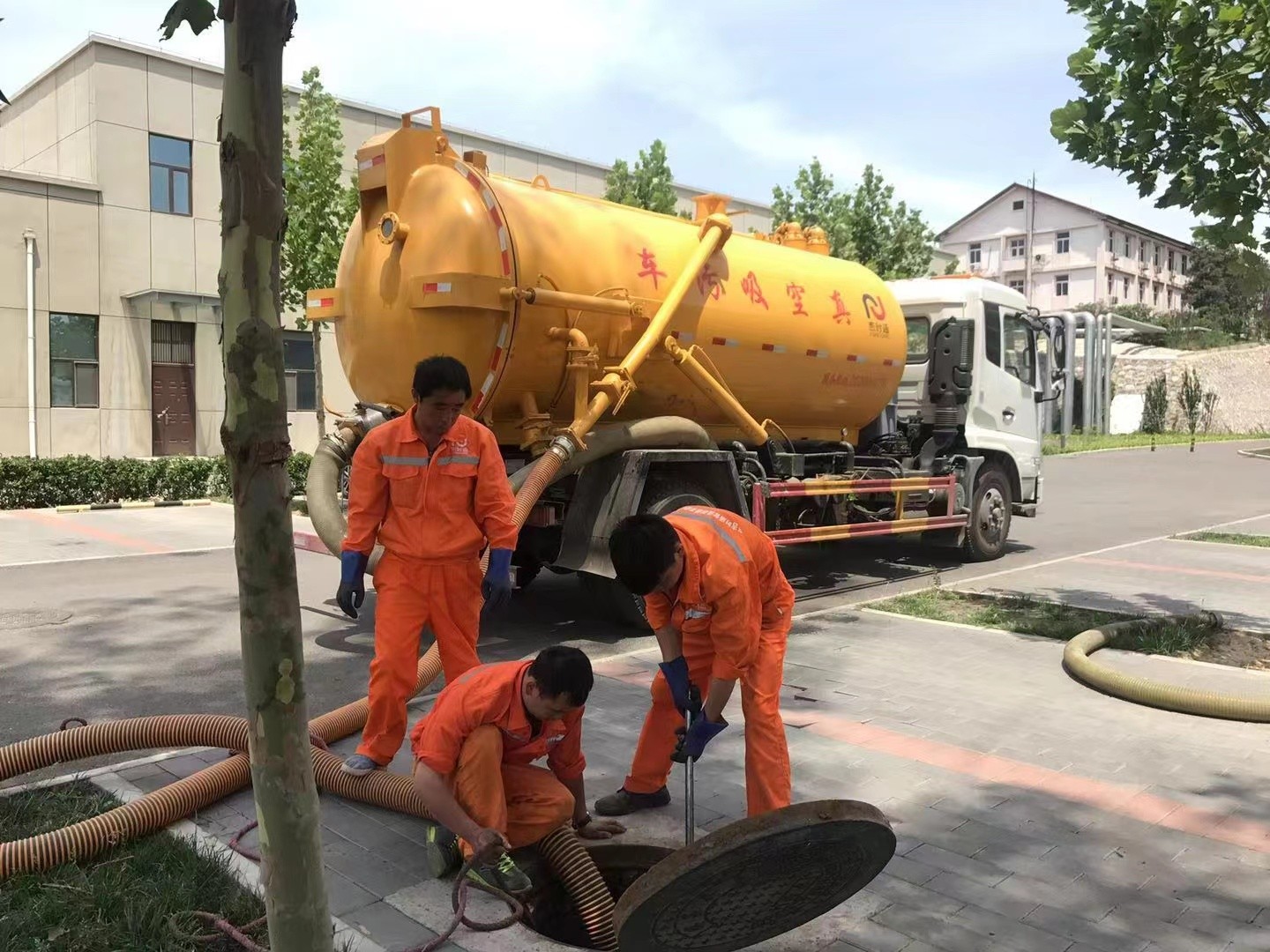 平湖管道疏通车停在窨井附近