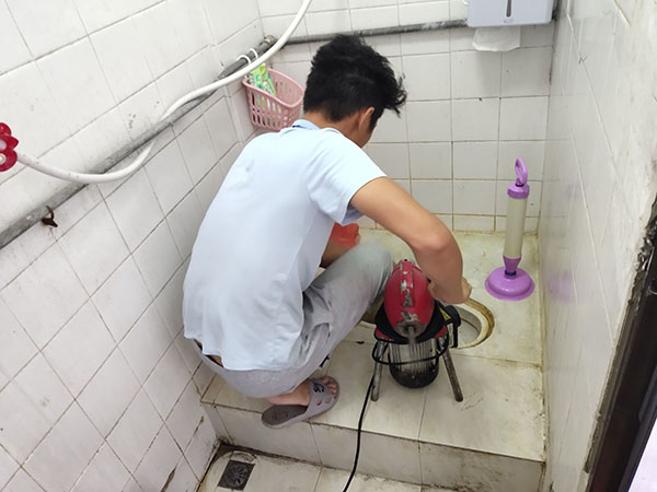 平湖管道堵塞冒臭气 专业师傅现场解决问题
