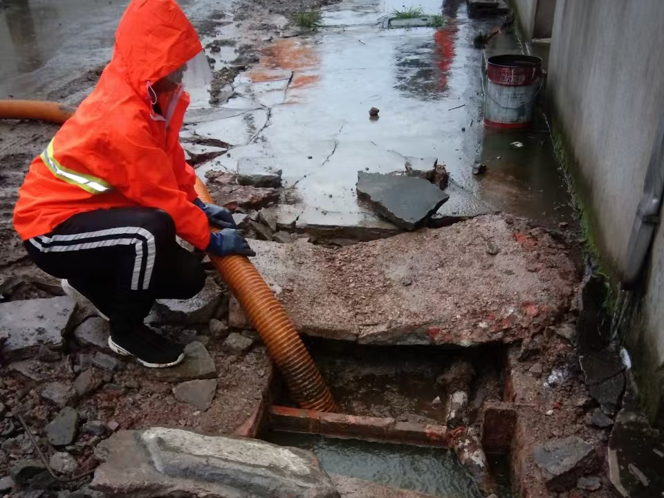 平湖专业清理污水池 炜誉市政以规范流程守护城市 “肠道”