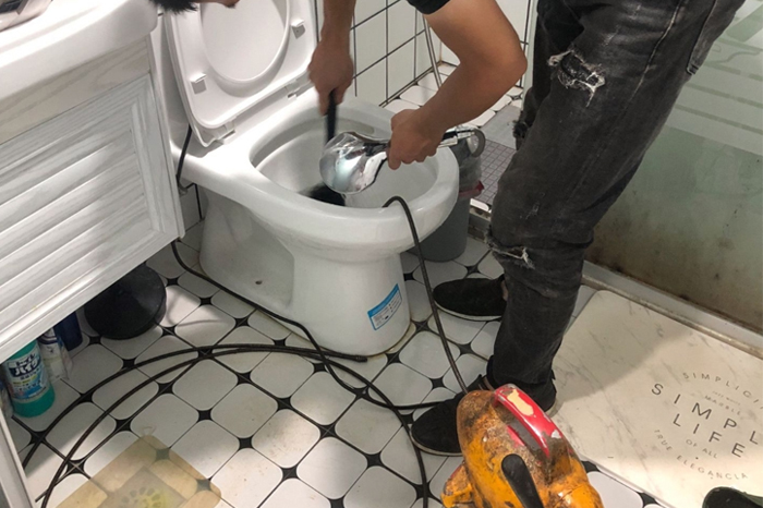 平湖马桶堵塞自己疏通还是找师傅?专业上门服务让你省时更省心