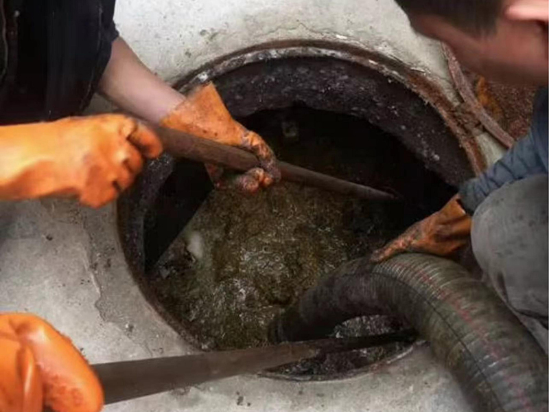 平湖清理化粪池时如何避免沼气的危害?